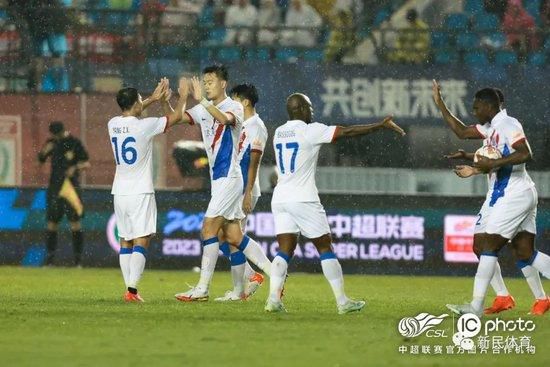 他扒开我的内裤把舌头进去动态图